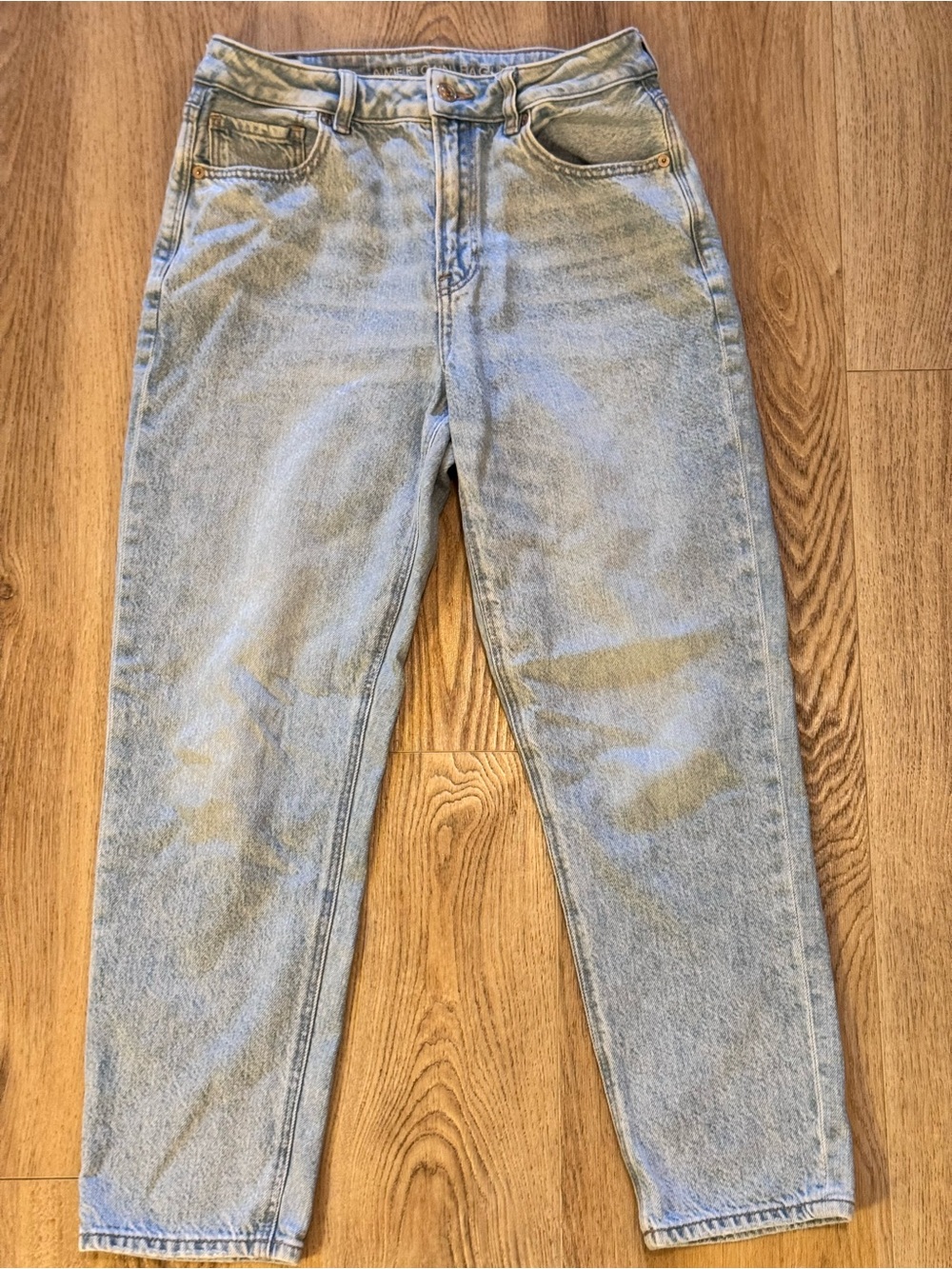 American Eagle mom jeans, high waisted, light wash, strigid, sz 6 short women’s